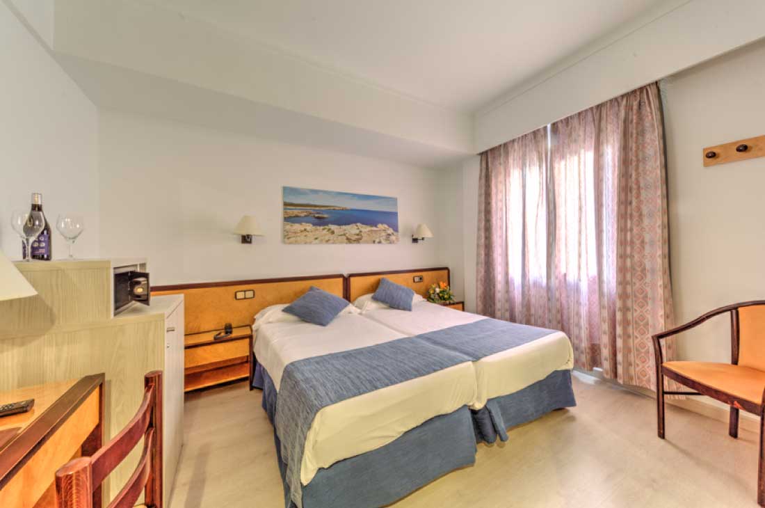 habitacion vista mar lateral hotel voramar mallorca habitacion hotel voramar mallorca